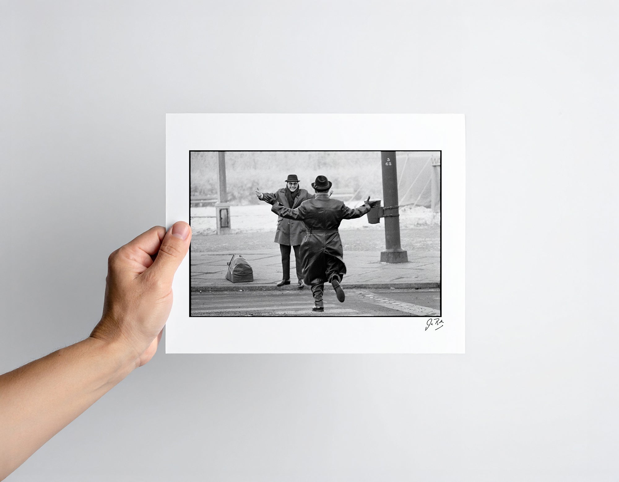 Ian Berry: Berlin Wall, 1963. Brothers Meeting.